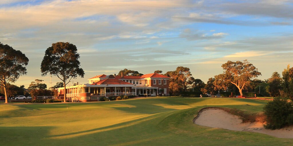 Bonnie Doon Golf Club eighteenth green and Sydney skyline