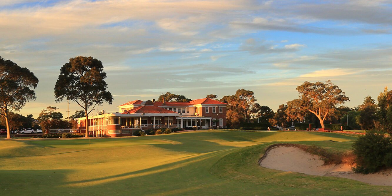 Bonnie Doon Golf Club eighteenth green and Sydney skyline
