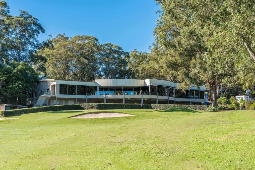 Course Design and Standout Holes
