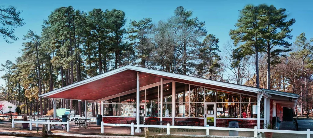 Hillandale Golf Course pro shop among pine trees - Durham, North Carolina