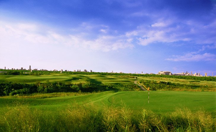 Wildcat Golf Club fairway with Houston skyline - Houston, Texas
