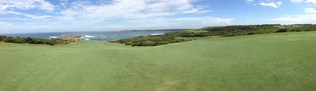 Fifth hole at New South Wales Golf Club beside the ocean