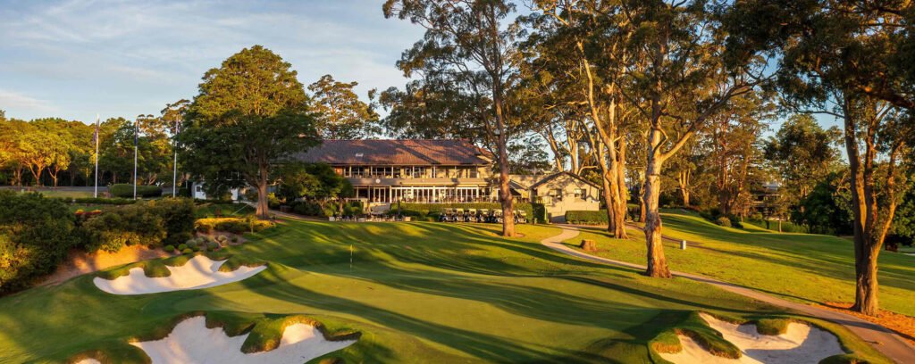 Eighteenth green and clubhouse at Pymble Golf Club