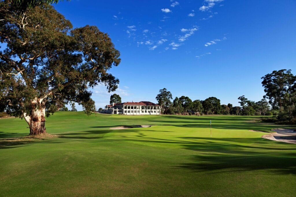 Commonwealth Golf Club 18th hole approaching the clubhouse — Oakleigh South, Victoria