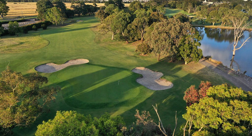 Keysborough Golf Club 18th green and bunkers beside a lake — Keysborough, Victoria